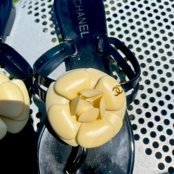 Beautiful comfy sandals, wear it couple times no box only dust bag - Picture 3 of 6